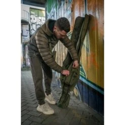 Trakker NXG 5 Rod Manga Acolchada 12 Pies 36 Trakker NXG 5 Rod Manga Acolchada 12 Pies -Fox Tienda de ventas Trakker NXG Luggage Lifestyle Shoot Feb 264 550x550h