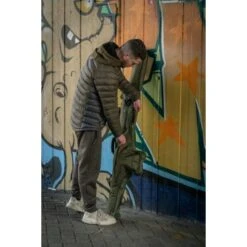 Trakker NXG 5 Rod Manga Acolchada 12 Pies 37 Trakker NXG 5 Rod Manga Acolchada 12 Pies -Fox Tienda de ventas Trakker NXG Luggage Lifestyle Shoot Feb 265 550x550h